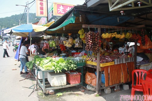 On the way back, we dropped by some stalls which sold fruits and vegetables