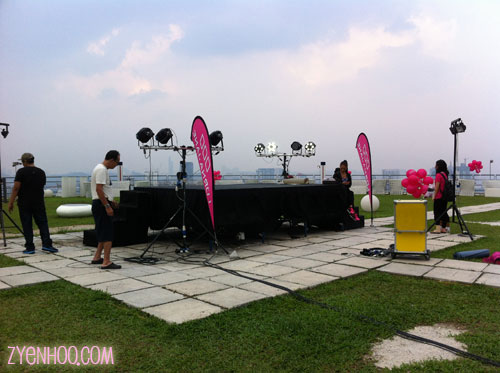 The stage set up in the middle of the Roof
