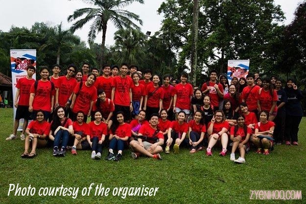 The volunteers in red