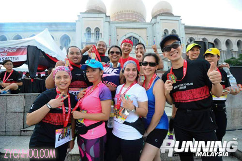 Lovely group photo taken by Running Malaysia!