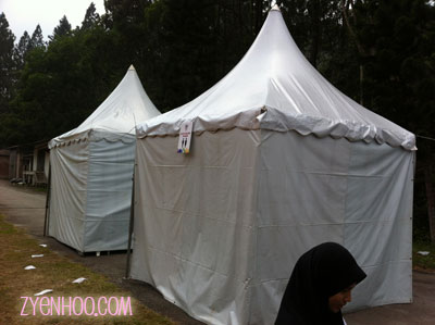The tents for us to change our clothes. Oddly, they didn't label which was for men and for women.